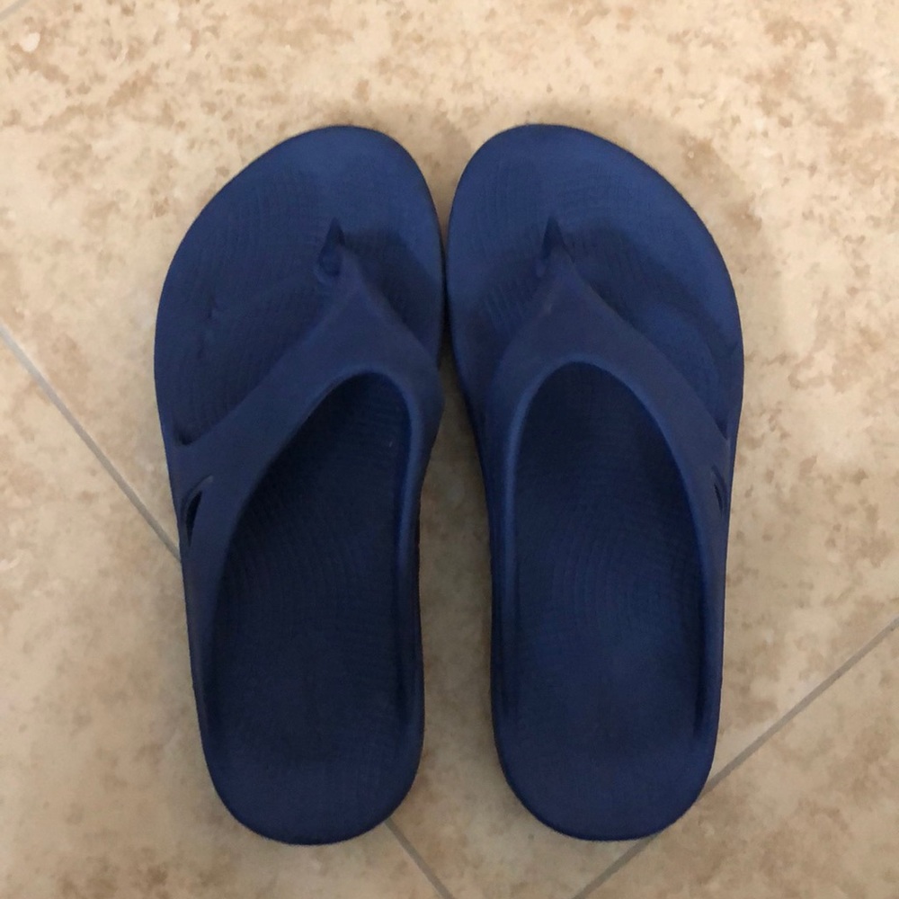 Oofos recovery flip flops